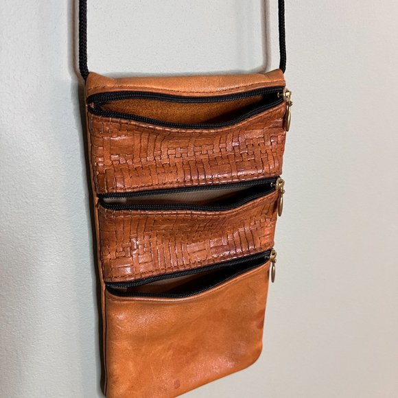 Vintage Leather Crossbody Travel Satchel with three pockets - Picture 5 of 6